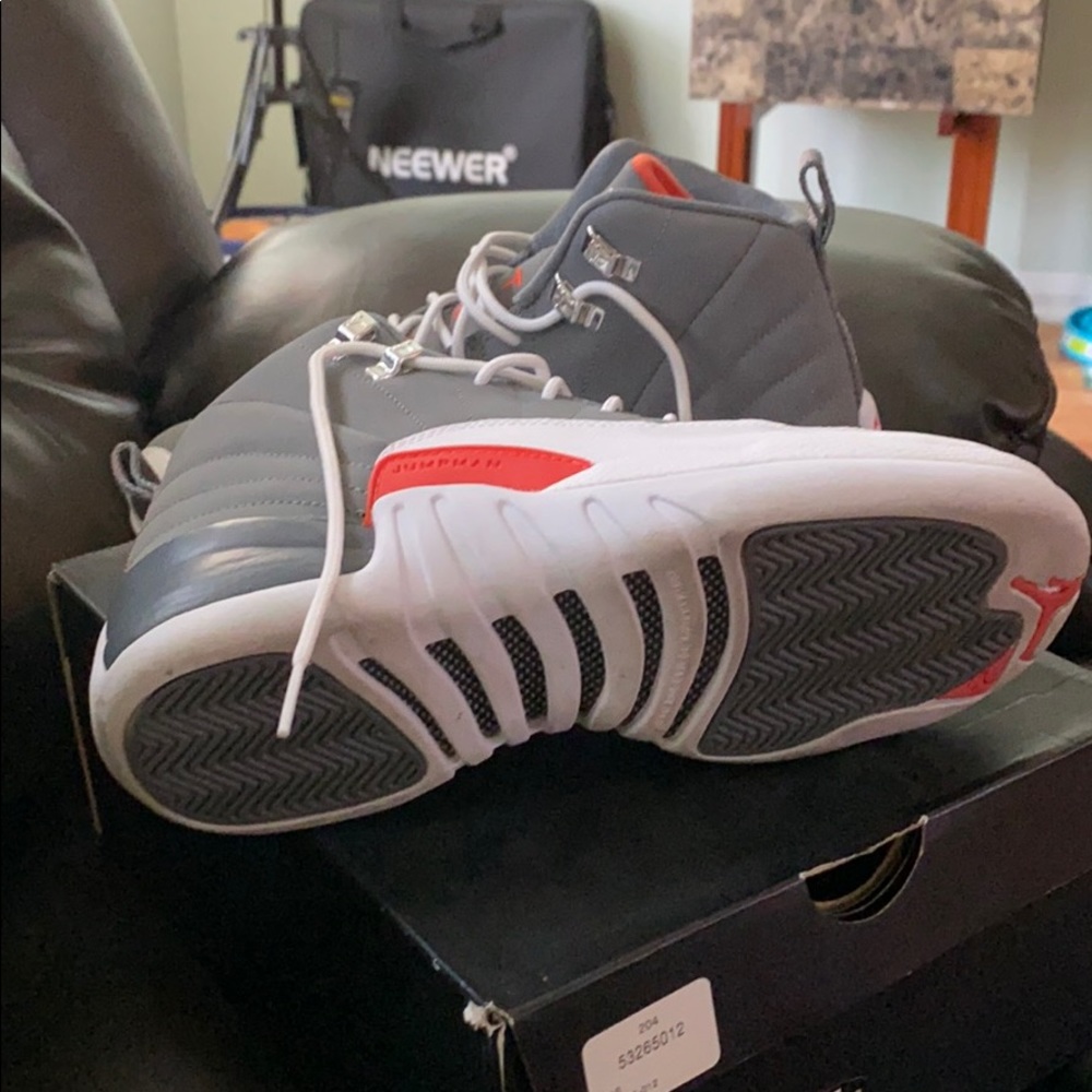 Air Jordan 12 - Picture 2 of 4
